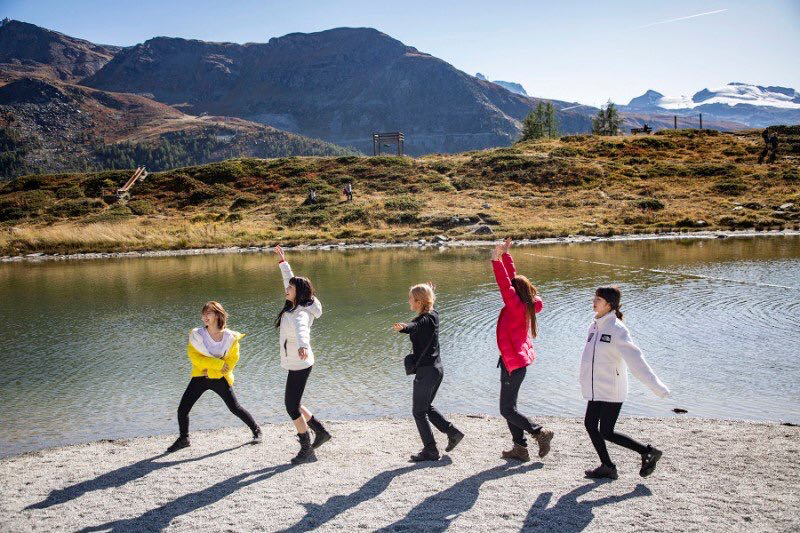 레드벨벳 웬디의 여행갔을 때 패딩 벗는 과정 ㅋㅋㅋ | 인스티즈