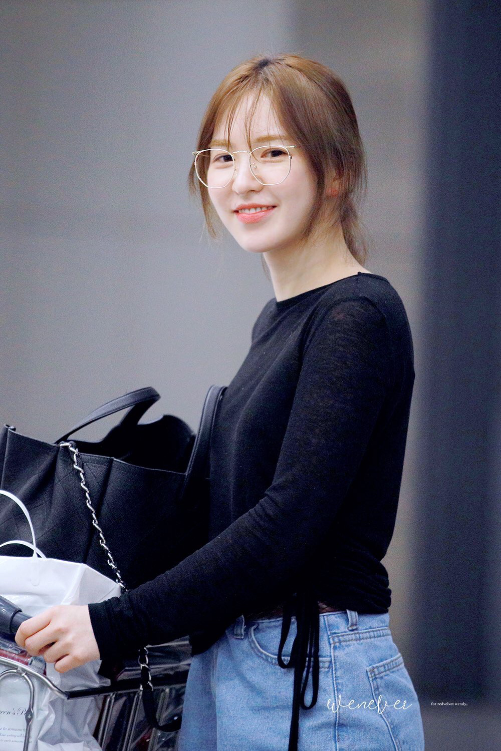 스위스에서 인터뷰하는 레드벨벳 웬디.jpgif | 인스티즈