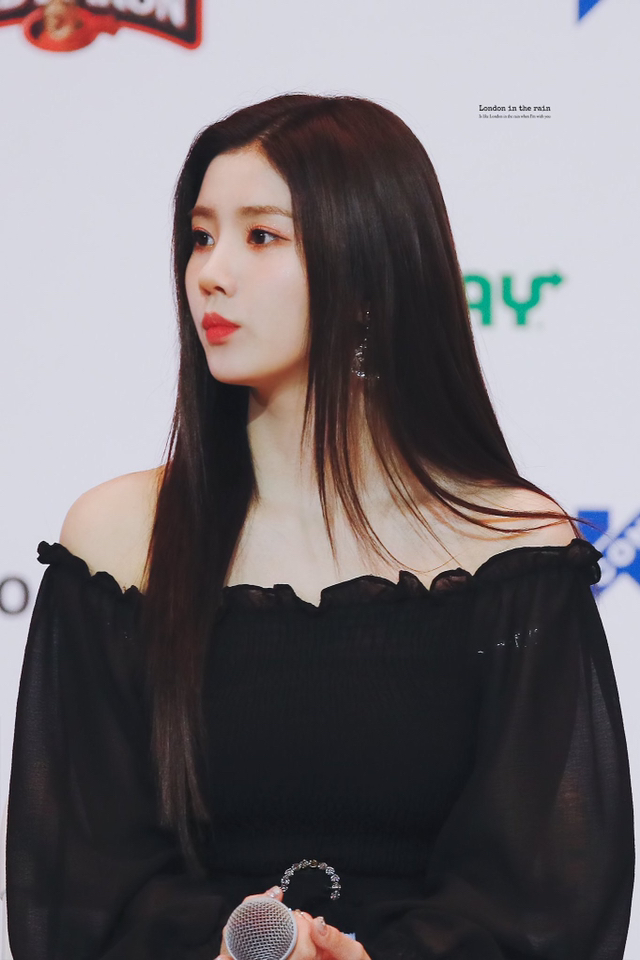 아이즈원) 얼굴에 뭘 이렇게 묻히고 다니나 싶은 권은비 | 인스티즈