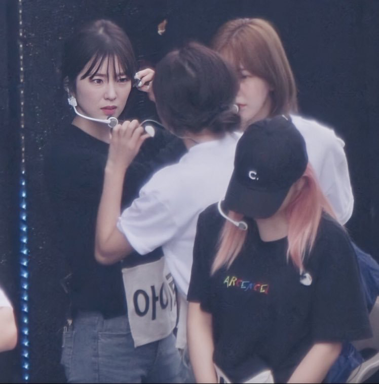 리허설 대기중에 웬디 껌딱지가 된 아이린.jpgif | 인스티즈