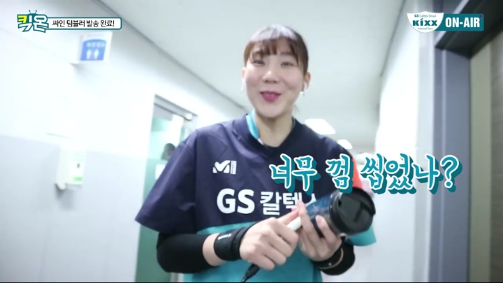 텀블러에 싸인하는 여배선수들.jpg | 인스티즈