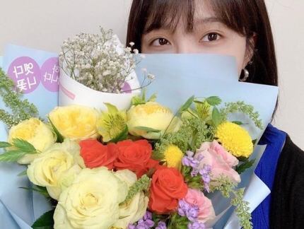 꽃다발을 든 에이핑크 정은지.jpg | 인스티즈
