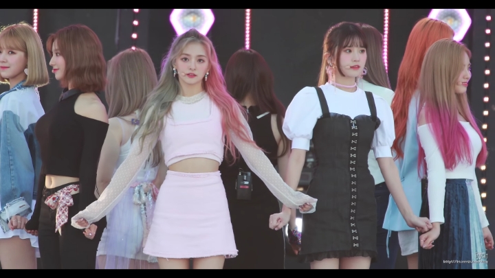 2018 제한페 무대 시작 전, 만찢하고 나온 총리돌 이나경.jpg | 인스티즈