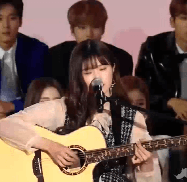 팬들이 선물로보내준 기타를 들고 MAMA에나온 프로미스나인 송하영.GIF | 인스티즈