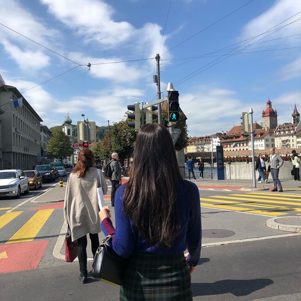예쁜 스위스 풍경과 잘 어울리는 레드벨벳 조이 | 인스티즈