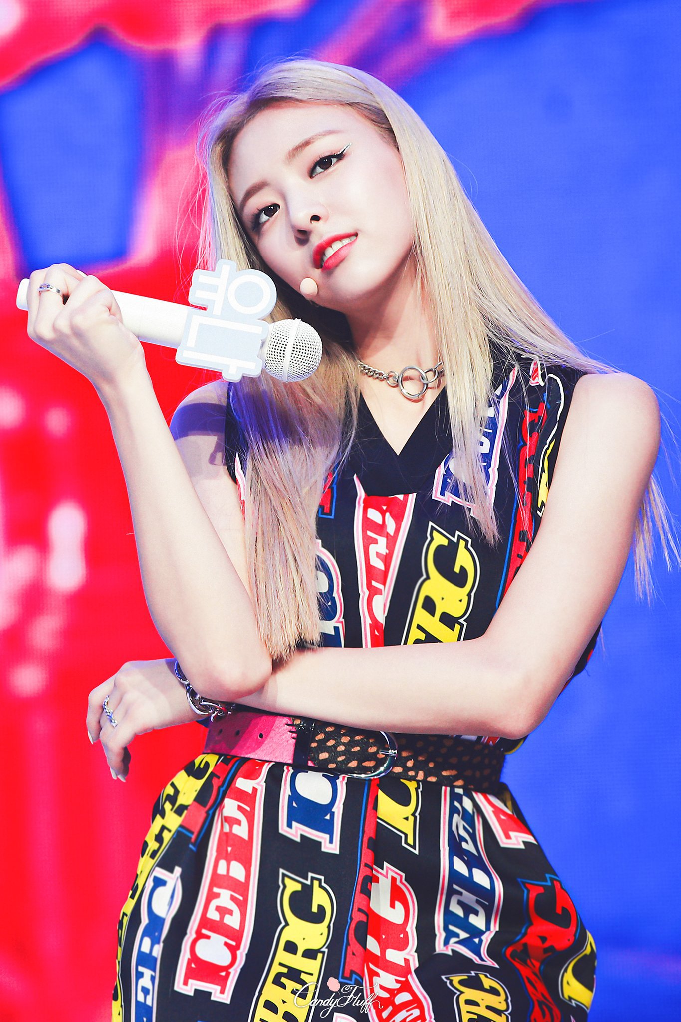 금발머리 ITZY 유나.jpgif | 인스티즈