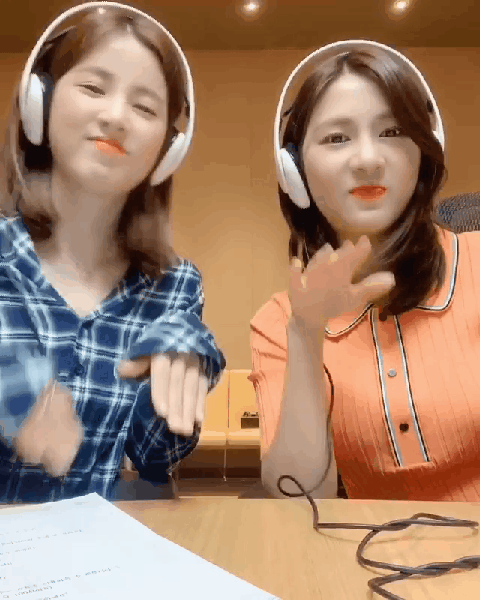 에이핑크 초롱이 하영이 스페셜 DJ.gif | 인스티즈