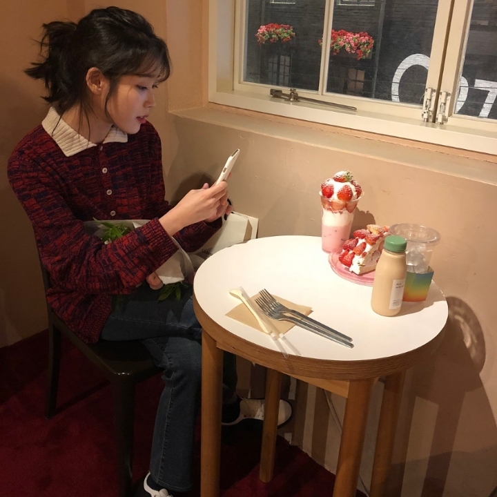 아이유 무대뒤 여친짤 대방출.jpg | 인스티즈