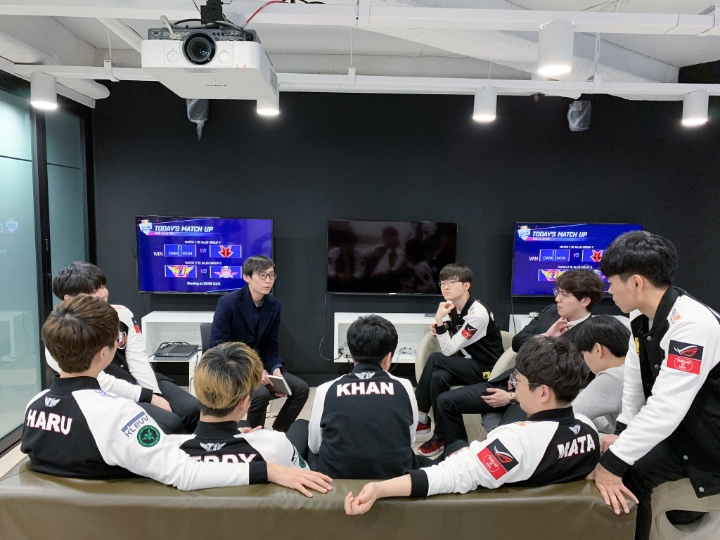 [LOL] 경기 끝나고 피드백하는 SKT 선수들 | 인스티즈