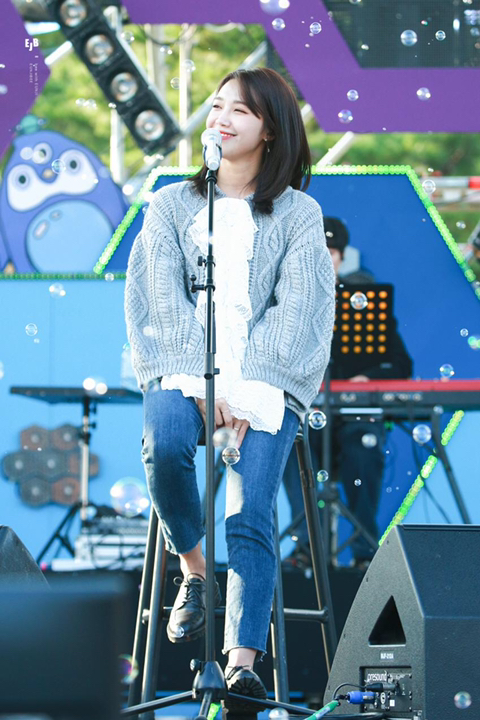 무대 비누방울 효과 속 에이핑크 정은지.jpgif | 인스티즈