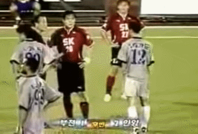 이임생이 이영표 뺨따구 갈기는 장면.gif | 인스티즈