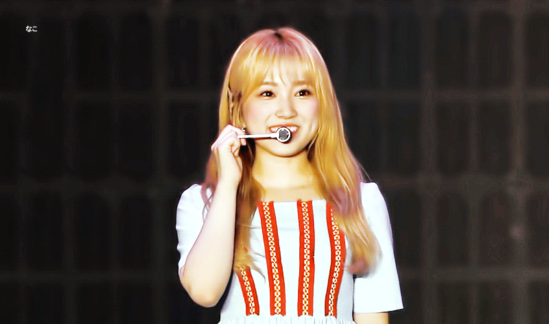 [아이즈원] 콘서트에서 포착된 나코의 귀여운 버릇..gif | 인스티즈