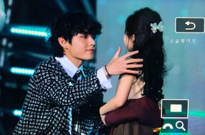 어린 아이를 바라보는 방탄 뷔의 눈빛 | 인스티즈