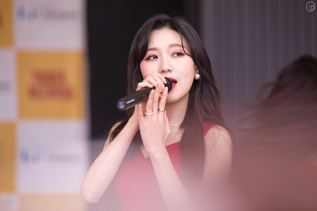 [러블리즈] 독일사는 친구에게 선물을 받아서 수정이 | 인스티즈