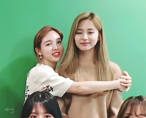 막내 쯔위가 좋아 포옹하는 맏내 나봉이 | 인스티즈