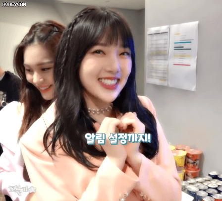 식사시간에 보니까 은근히 미인인 듯한 여자친구 예린이.jpgif | 인스티즈