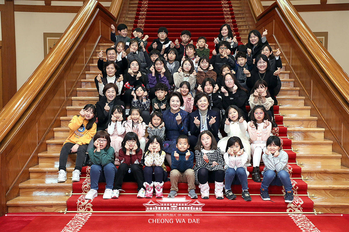 목도리 선물받은 청와대 강아지들 | 인스티즈