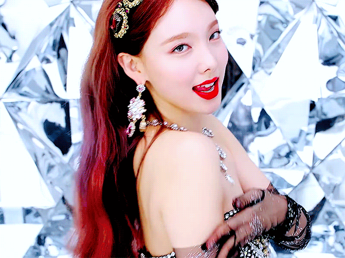 트와이스 모모 브이앱 하는데 댓글로 계속 쌩얼 요구하는 극성팬 | 인스티즈