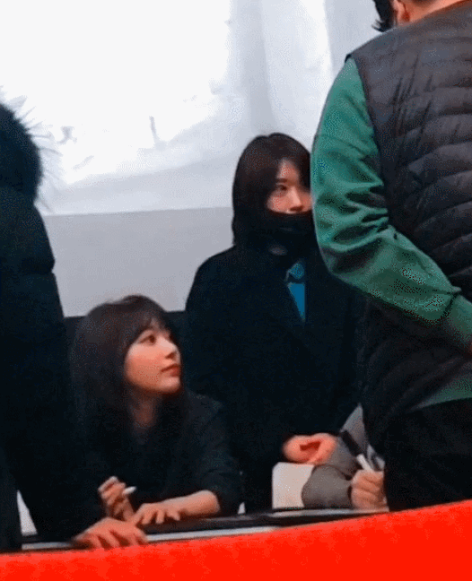 아이즈원) 바라보다가 손인사 한번에 남팬 녹여버리는 사쿠라.. | 인스티즈