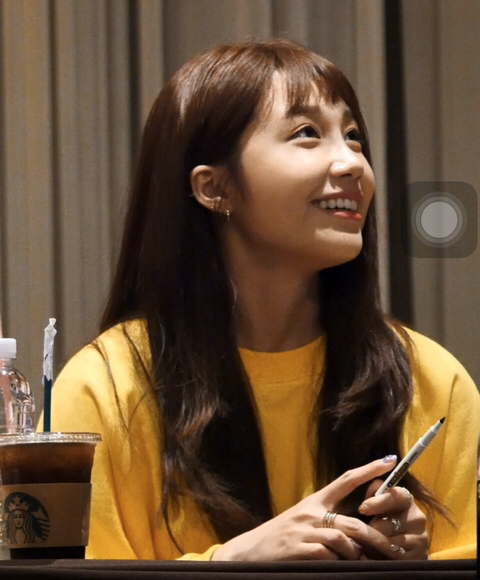 에이핑크 정은지가 팬을 보는 표정.jpg | 인스티즈