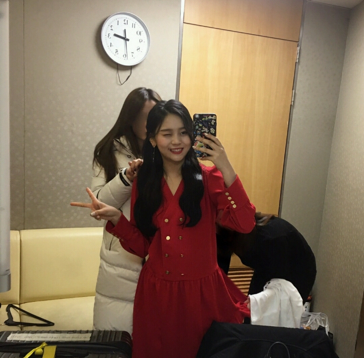 181125 레드의상 입은 여자친구 엄지 인스타그램 | 인스티즈