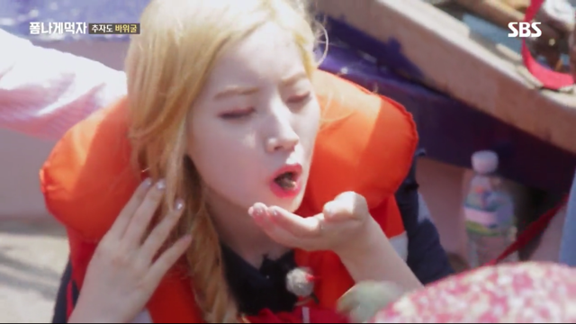 추자도 바위굴 먹는 트와이스 정연X다현.jpg | 인스티즈