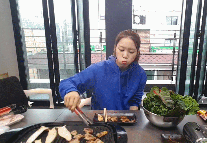 오마이걸 지호 삼겹살 먹방 | 인스티즈
