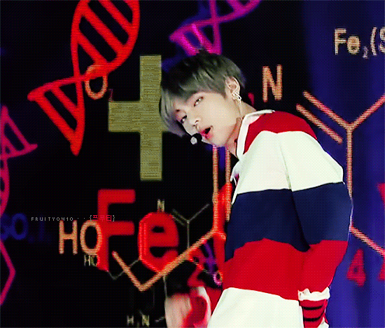방탄소년단 뷔의 무대 위 표정 연기.gif | 인스티즈