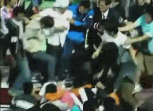 난동 부리다가 다구리 쳐맞는 부산 건달.gif | 인스티즈