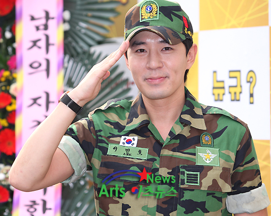 궁금해서 찾아본 연예인들 전역 때 경례 | 인스티즈
