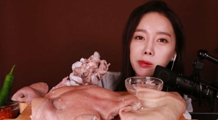 이번엔 통돼지머리 먹방하는 유튜버 (혐오주의) | 인스티즈