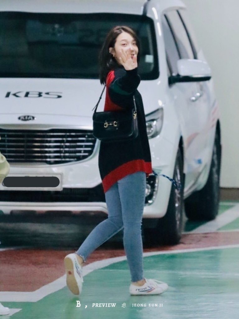 팬들 보는 밝은 표정의 에이핑크 정은지.jpg | 인스티즈