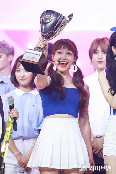 트로피 들고 신난 에이핑크 정은지.jpg | 인스티즈