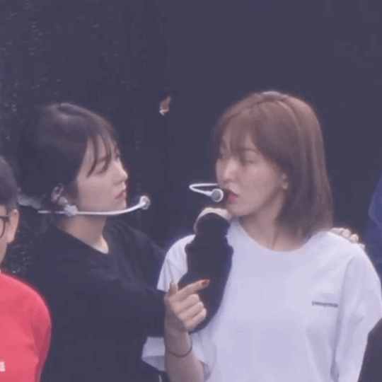 리허설 대기중에 웬디 껌딱지가 된 아이린.jpgif | 인스티즈