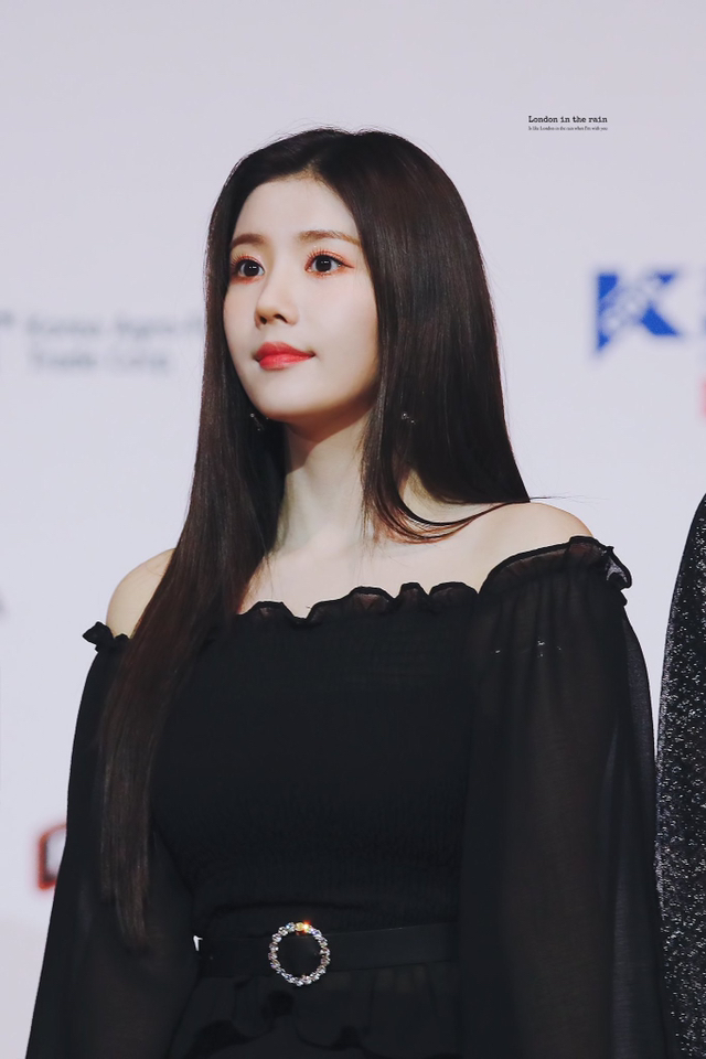 아이즈원) 얼굴에 뭘 이렇게 묻히고 다니나 싶은 권은비 | 인스티즈