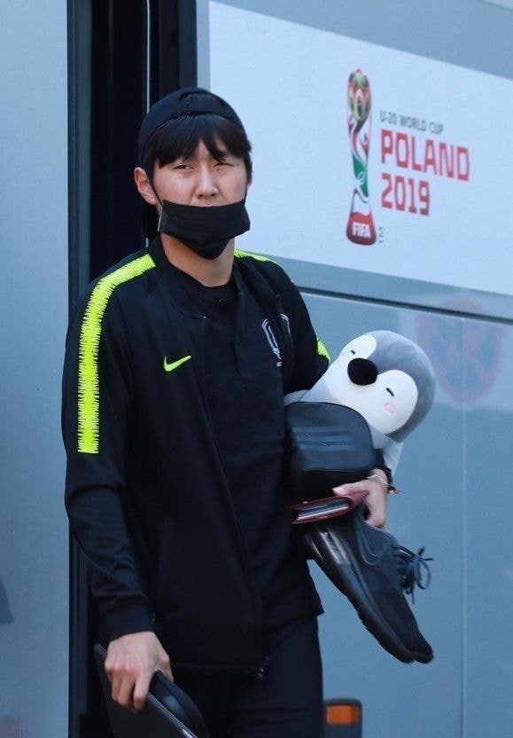 이동할 때마다 인형 안고 다니는 U20 선수들.jpg | 인스티즈