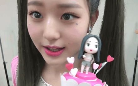양 갈래 머리하고 잔망떠는 아이즈원 장원영 | 인스티즈