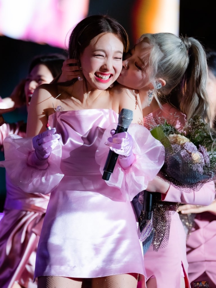 뽀뽀하는 트와이스.jpgif | 인스티즈