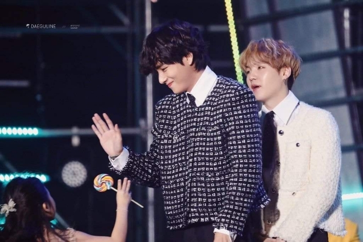 어린 아이를 바라보는 방탄 뷔의 눈빛 | 인스티즈