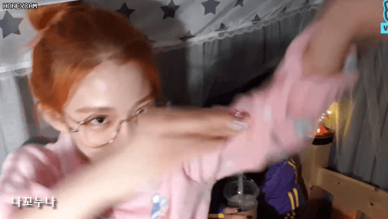 교통정리 춤 따라하는 프로미스나인 | 인스티즈