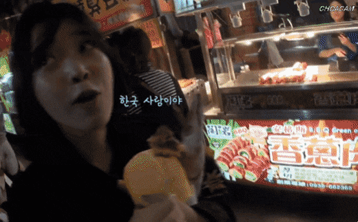 외국에서 아이유 닮았다는 소리 종종 듣는 한국인.gif | 인스티즈