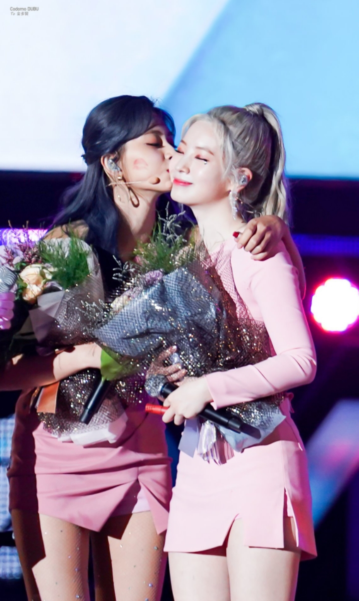 뽀뽀하는 트와이스.jpgif | 인스티즈