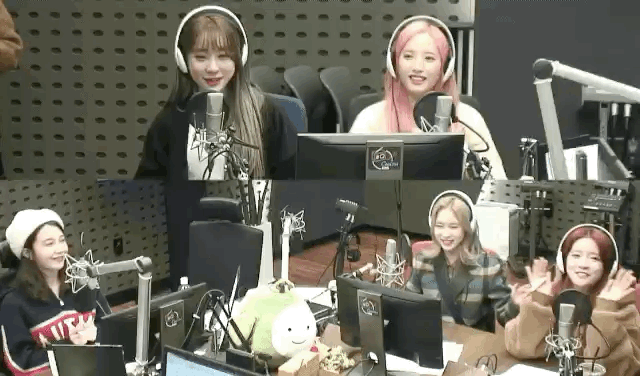 우주소녀를 보며 흐뭇하게 웃는 에이핑크 정은지.gif | 인스티즈