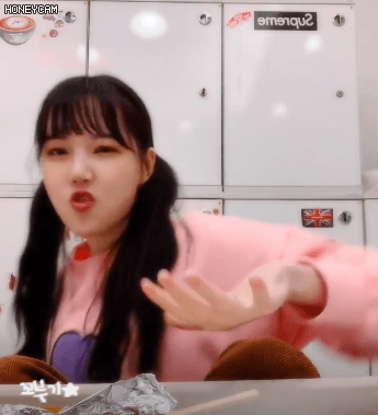 흥이 넘치는 여자친구 예린이.gif | 인스티즈