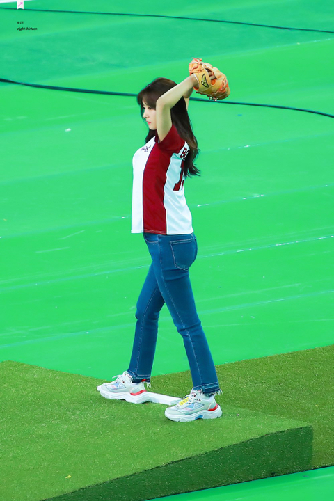 공 던지는 에이핑크 보미.jpg | 인스티즈