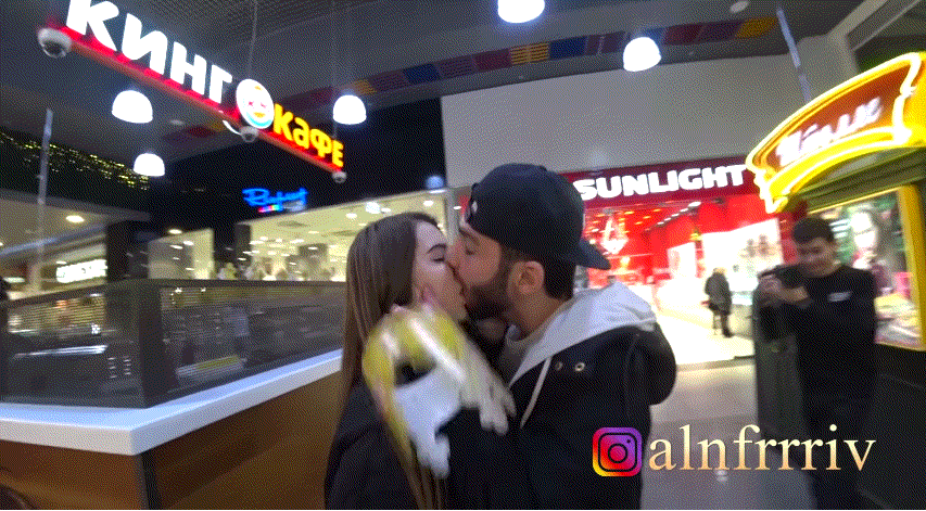 러시아에서 처음만난 누나들과 키스하는 유튜버 | 인스티즈