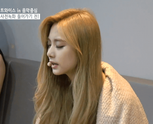 졸려서 눈도 못뜨고 연습하는 트와이스 쯔위 | 인스티즈