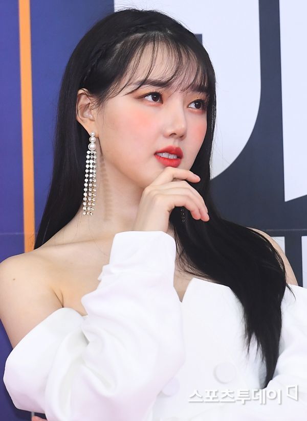 여자친구 sbs 가요대전 레드카펫.jpg | 인스티즈