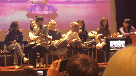 팬싸인회가 세상 편한 오늘자 사나 ㅋㅋ | 인스티즈