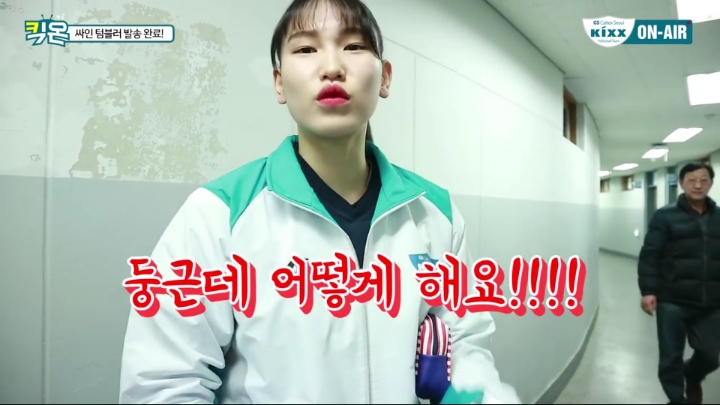 텀블러에 싸인하는 여배선수들.jpg | 인스티즈